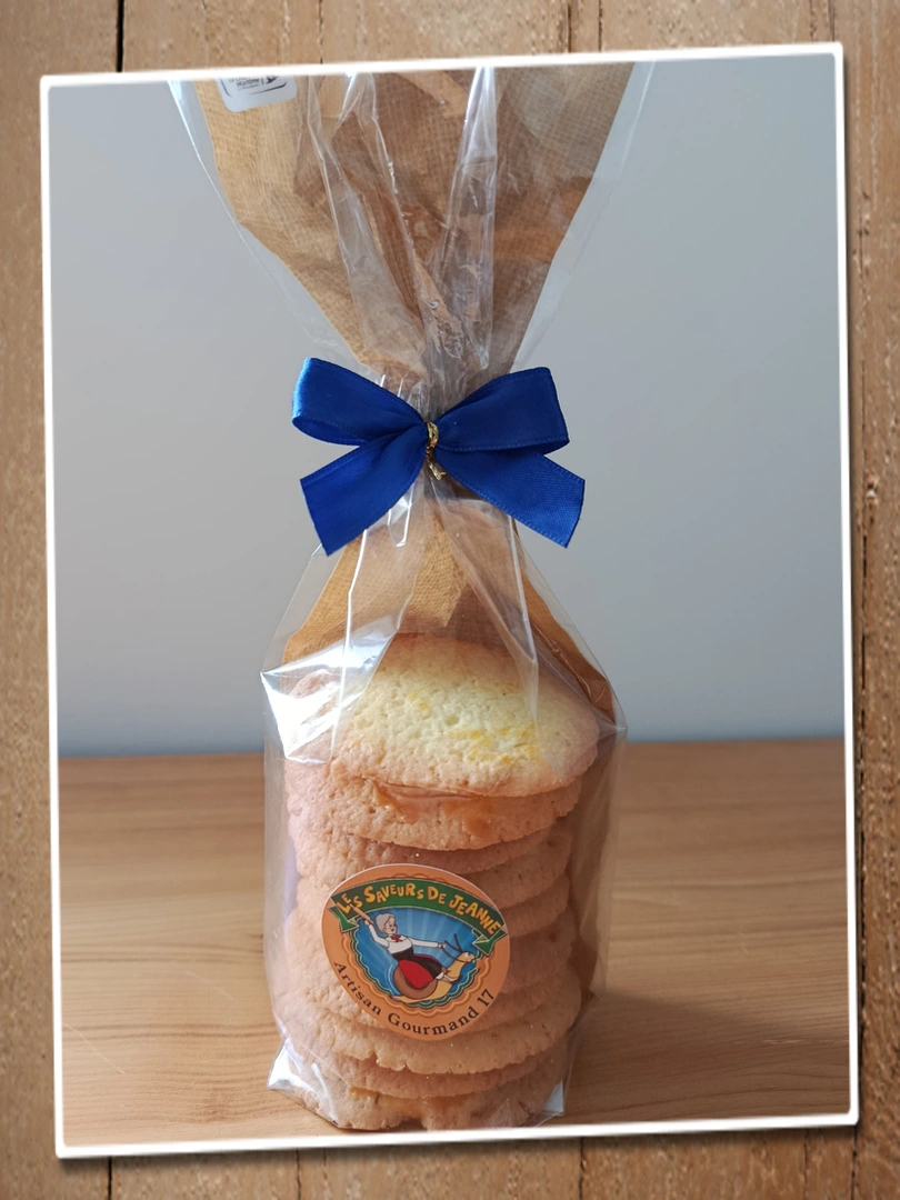 Galettes fines aromatisées au citron et à la vanille, confectionnées à la main