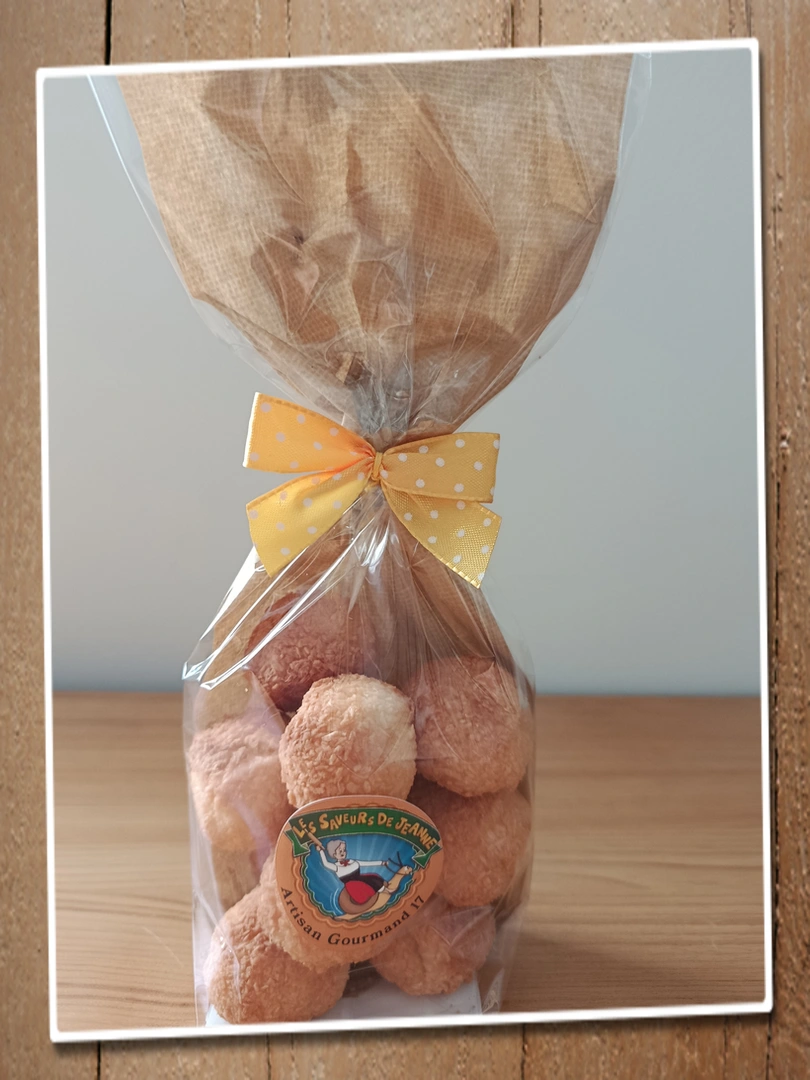 Boules à base de blancs d'oeuf et de noix de coco moulue entièrement confectionnées à la main