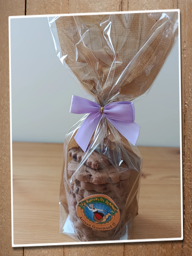 Biscuits 100% cacao avec poudre de cacao et pépites de chocolat noir, entièrement confectionnés à la main