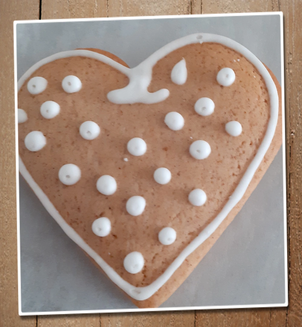 Pains d'épices sablés décorés à la main en forme de coeur, de fille ou de garçon