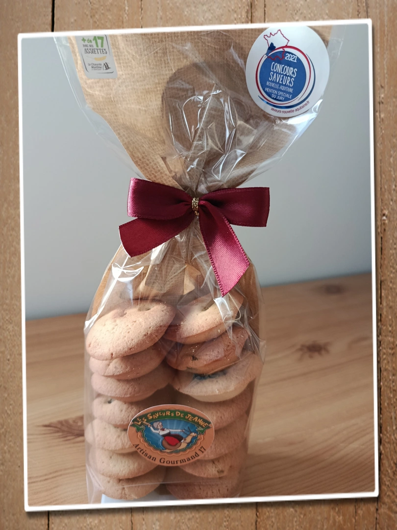 Biscuits confectionnés à la main, à la texture légèrement moelleuse agrémentée de raisins macérés au cognac