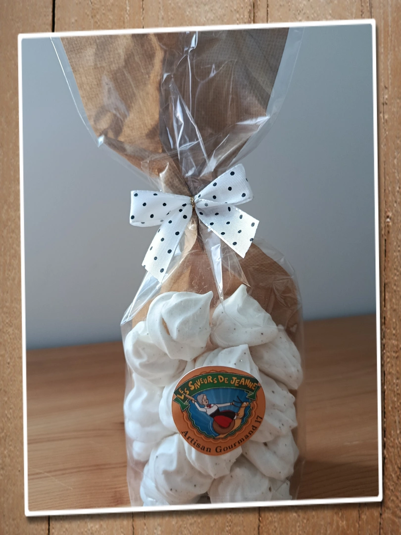 Meringues parfumées confectionnées à la main. Parfum au choix : vanille, caramel ou framboise