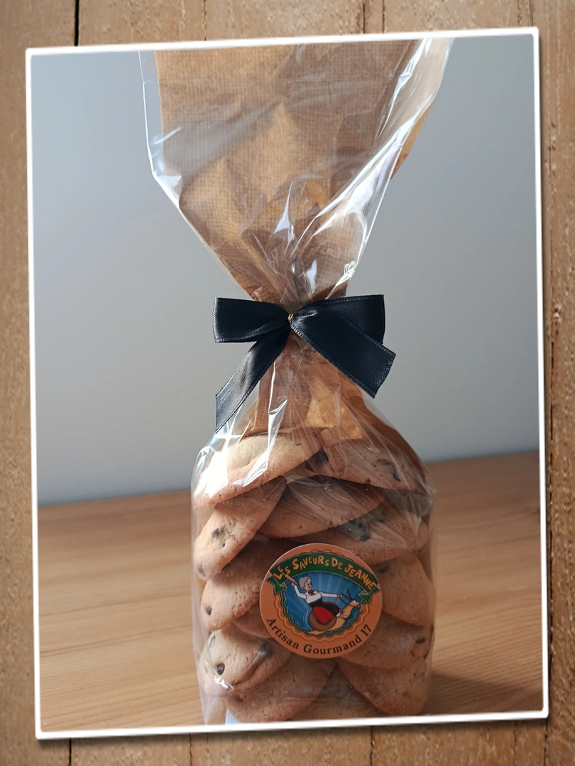 Sablés au pépites de chocolat noir et fleur de sel, entièrement confectionnés à la main
						